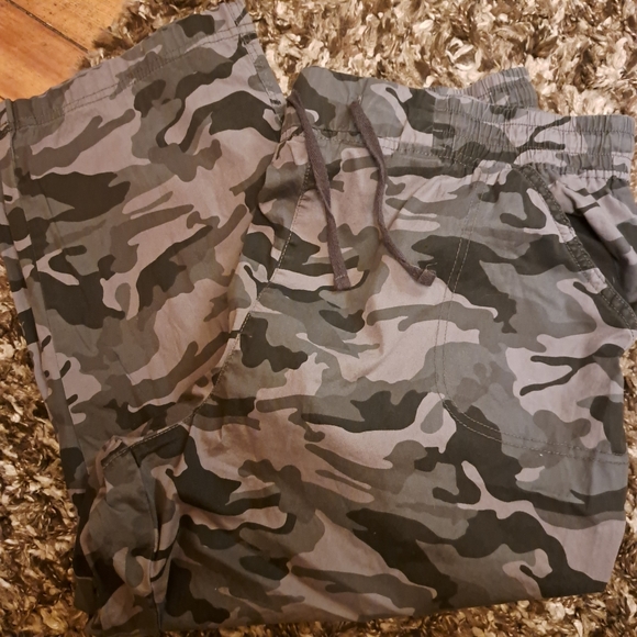 Plus Size Camo Crops - Picture 5 of 5